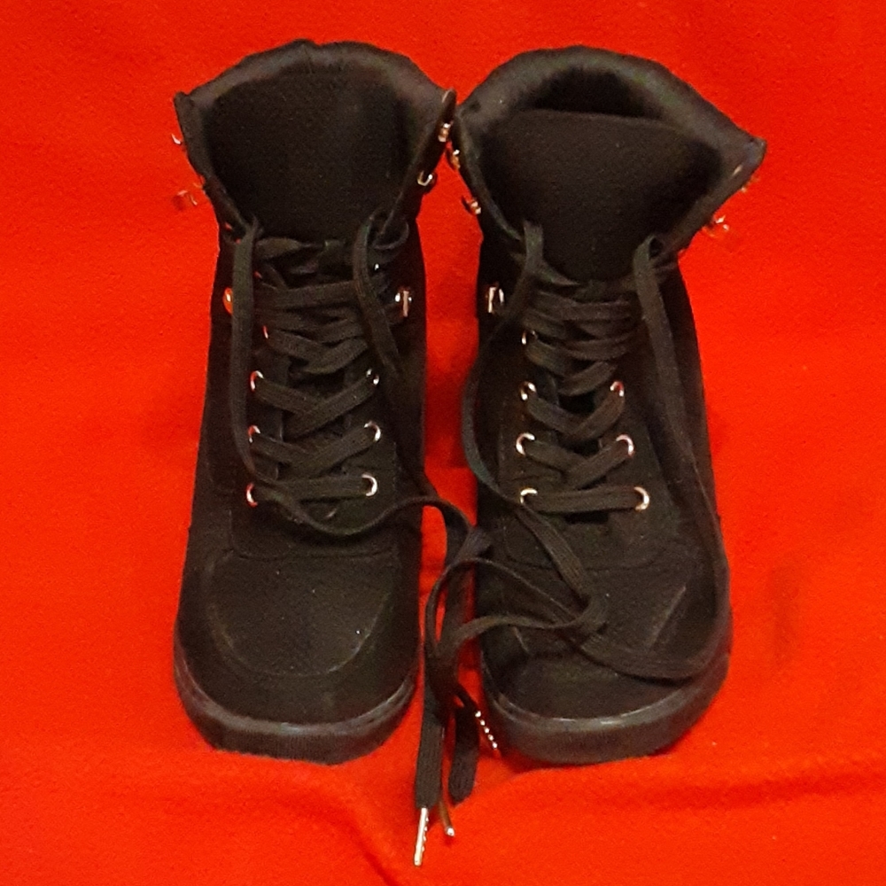 Shoe Dazzle black heeled booties